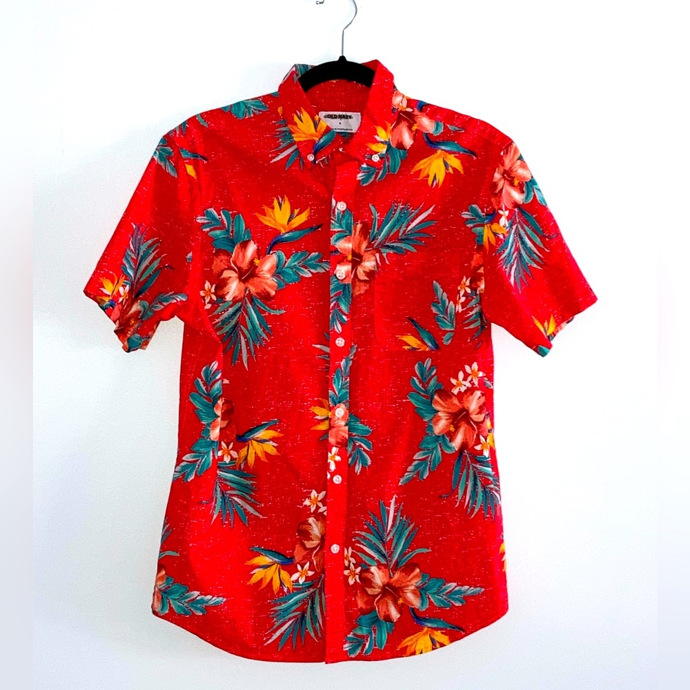 Old Navy Men’s size Small buttoned up Red floral Hawaiian collared shirt